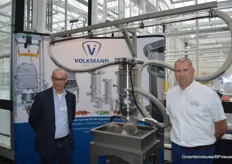 Harry Bosman en Marcel Thunissen (Volkmann GmbH) bij een vacuümtransportsysteem voor zaden.